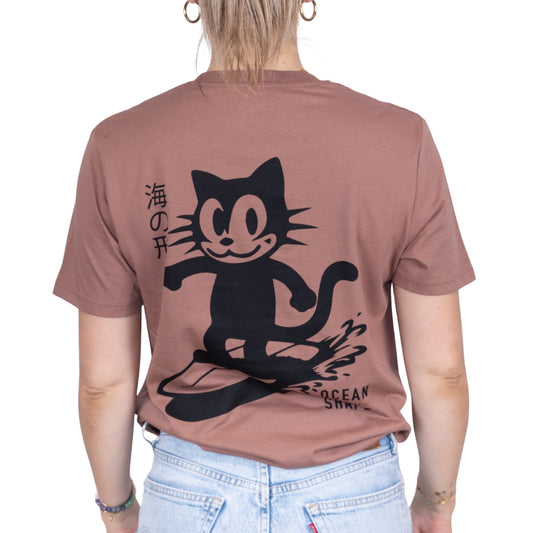 Tee-shirt unisexe sienna en coton biologique avec gros logo chat qui surf noir en haut du dos, vu de dos sur mannequin femme 