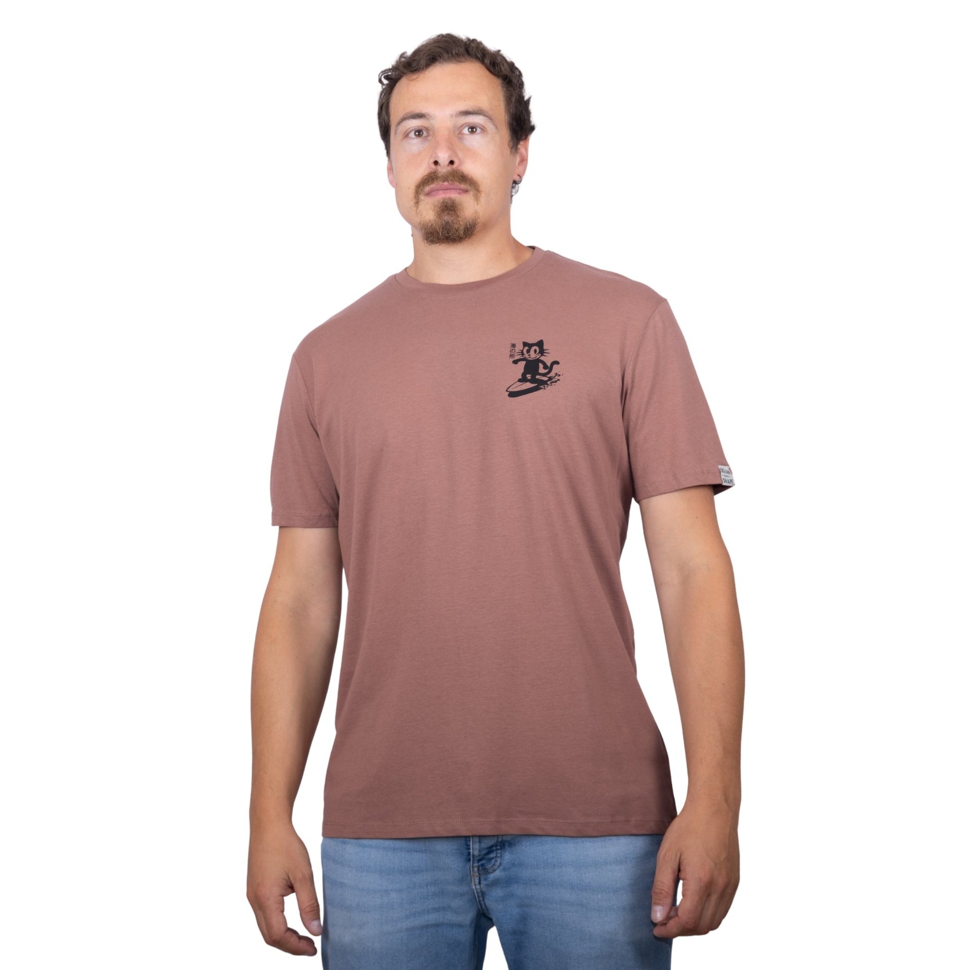 Tee-shirt unisexe sienna en coton biologique avec petit logo chat qui surf noirsur la poitrine, vu de face sur mannequin homme