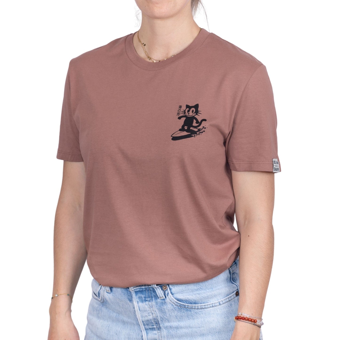 Tee-shirt unisexe sienna en coton biologique avec petit logo chat qui surf noirsur la poitrine, vu de face sur mannequin femme
