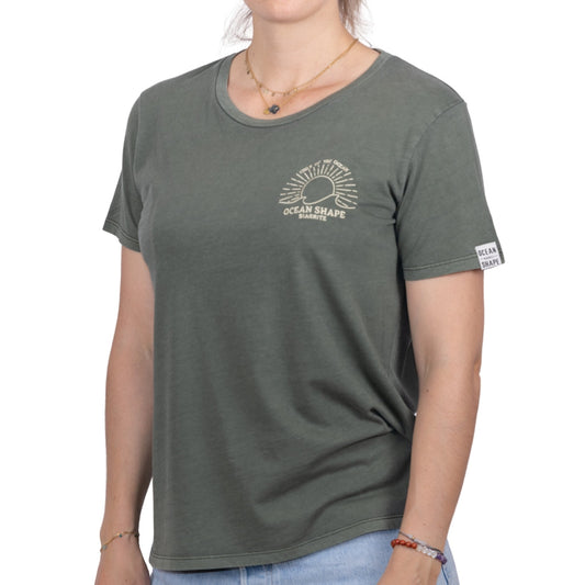 Tee-shirt femme en coton biologique kaki avec petite broderie coucher de soleil et écriture "Ocean Shape Biarritz" beige sur la poitrine, vu de face sur mannequin femme 