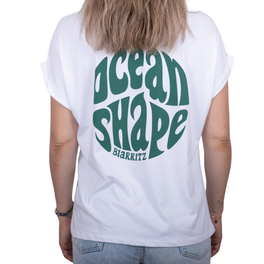 Tee-shirt femme en coton biologique blanc  avec gros logo bubble "ocean shape Biarritz" vert en haut du dos, vu de dos sur mannequin femme