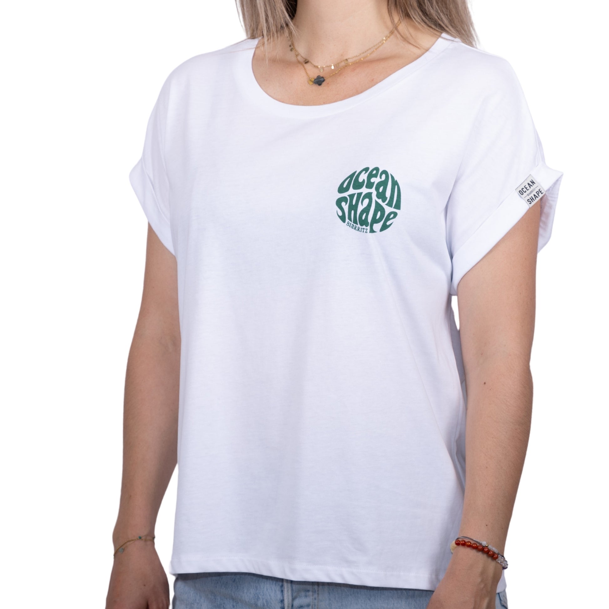 Tee-shirt femme en coton biologique  blanc avec petit logo bubble "ocean shape Biarritz" vert sur la poitrine , vu de face sur mannequin femme