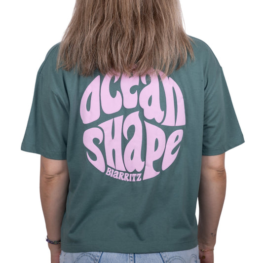 Tee-shirt femme en coton biologique couleur sauge avec gros logo bubble ocean shape Biarritz rose pastel en haut du dos, vu de dos sur mannequin femme