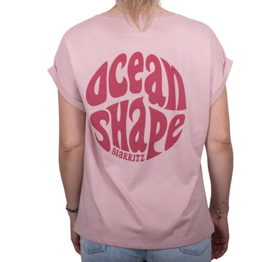 Tee-shirt femme en coton biologique rose pale avec gros logo bubble ocean shape Biarritz framboise en haut du dos, vu de dos sur mannequin femme