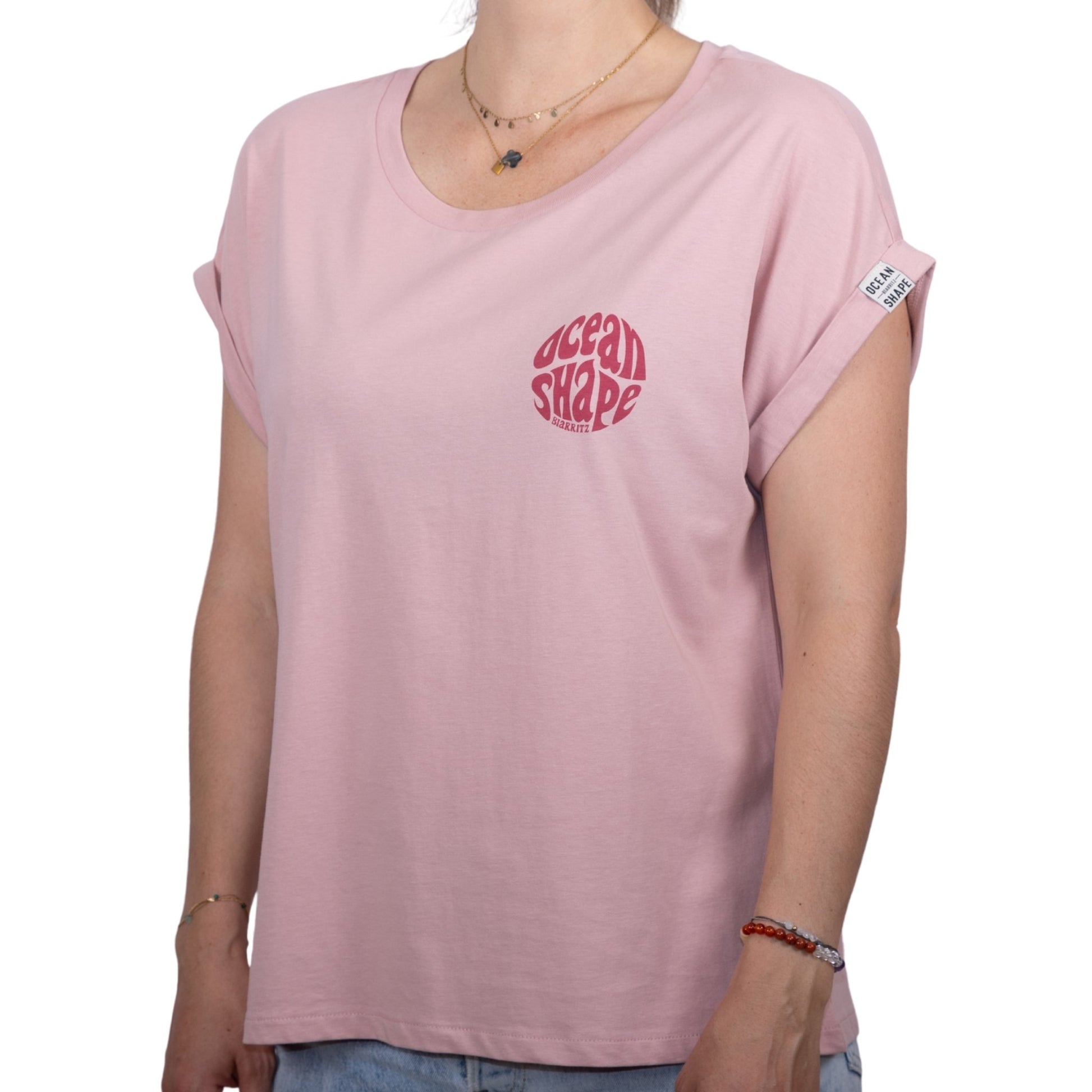 Tee-shirt femme en coton biologique rose pale avec petit logo bubble ocean shape Biarritz framboise sur la poitrine, vu de face sur mannequin femme