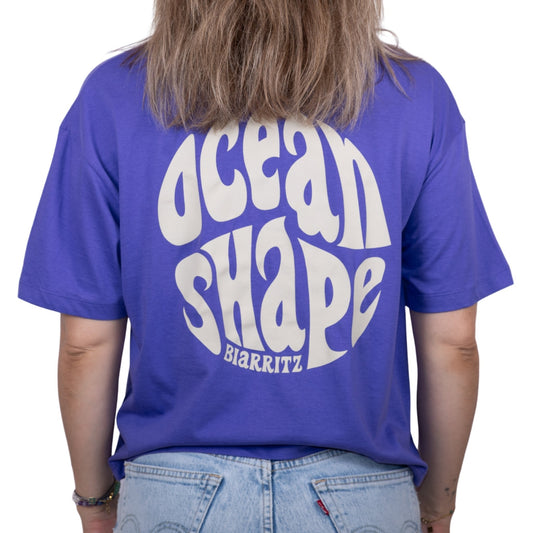 Tee-shirt femme en coton biologique violet avec gros logo Bubble "ocean shape Biarritz" écru ans le dos, vu de dos sur mannequin femme 