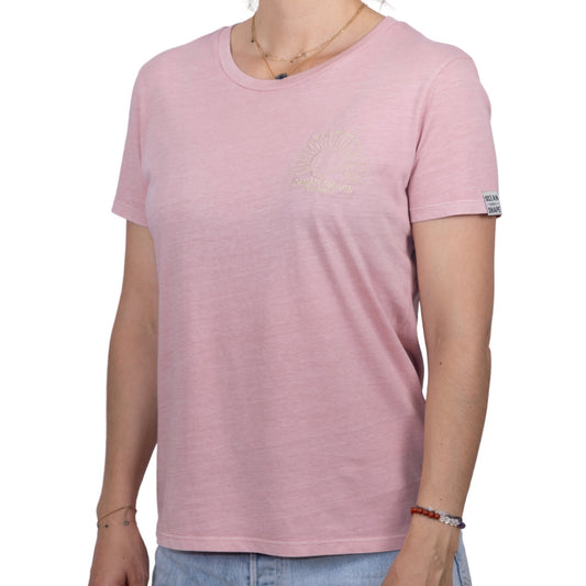 Tee-shirt femme en coton biologique rose pale avec petite broderie coucher de soleil et écriture "Ocean Shape Biarritz" beige sur la poitrine, vu de face sur mannequin femme 