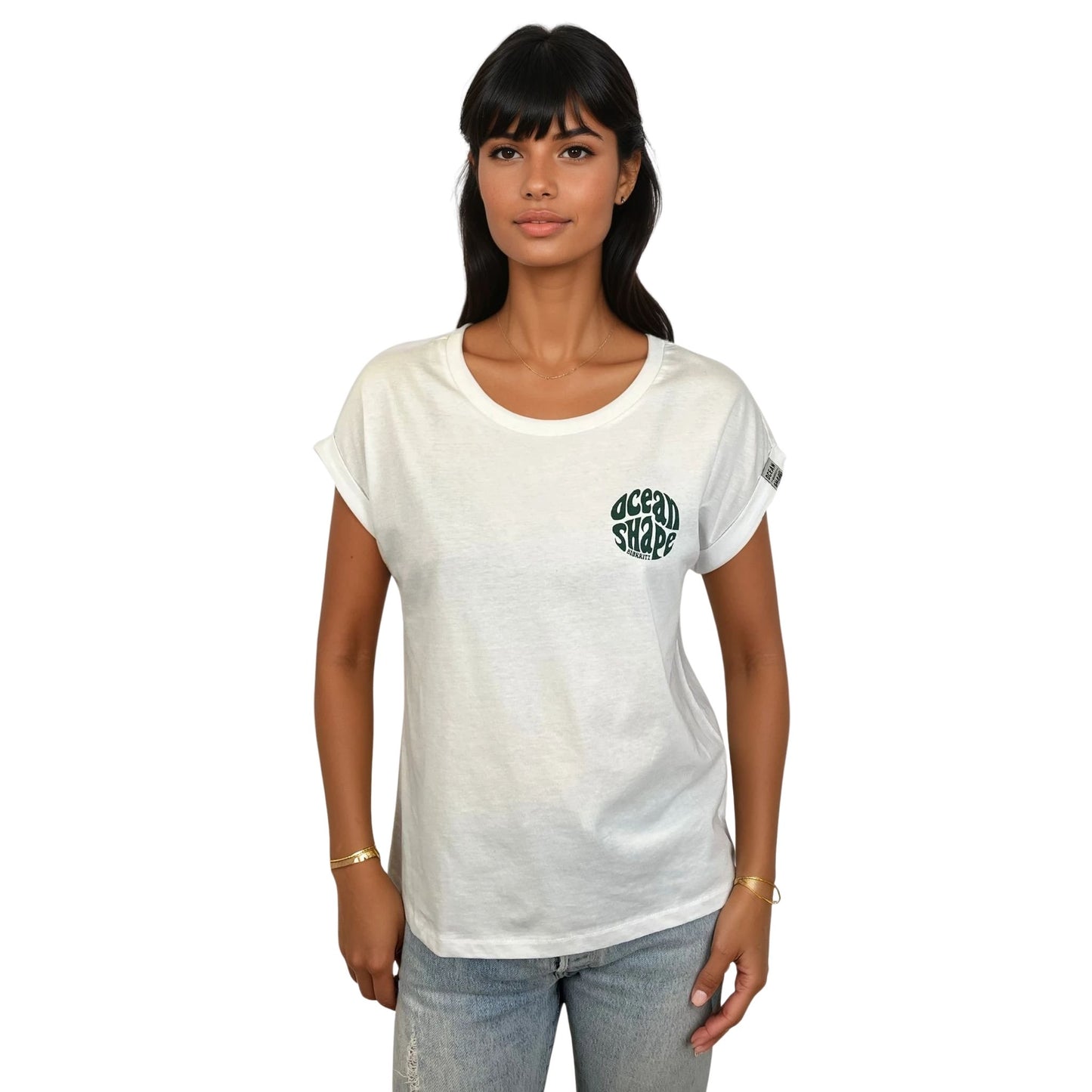 Tee-shirt femme en coton biologique blanc avec petit logo "bubble ocean shape" Biarritz vert sur la poitrine gauche, vu de face sur mannequin femme.