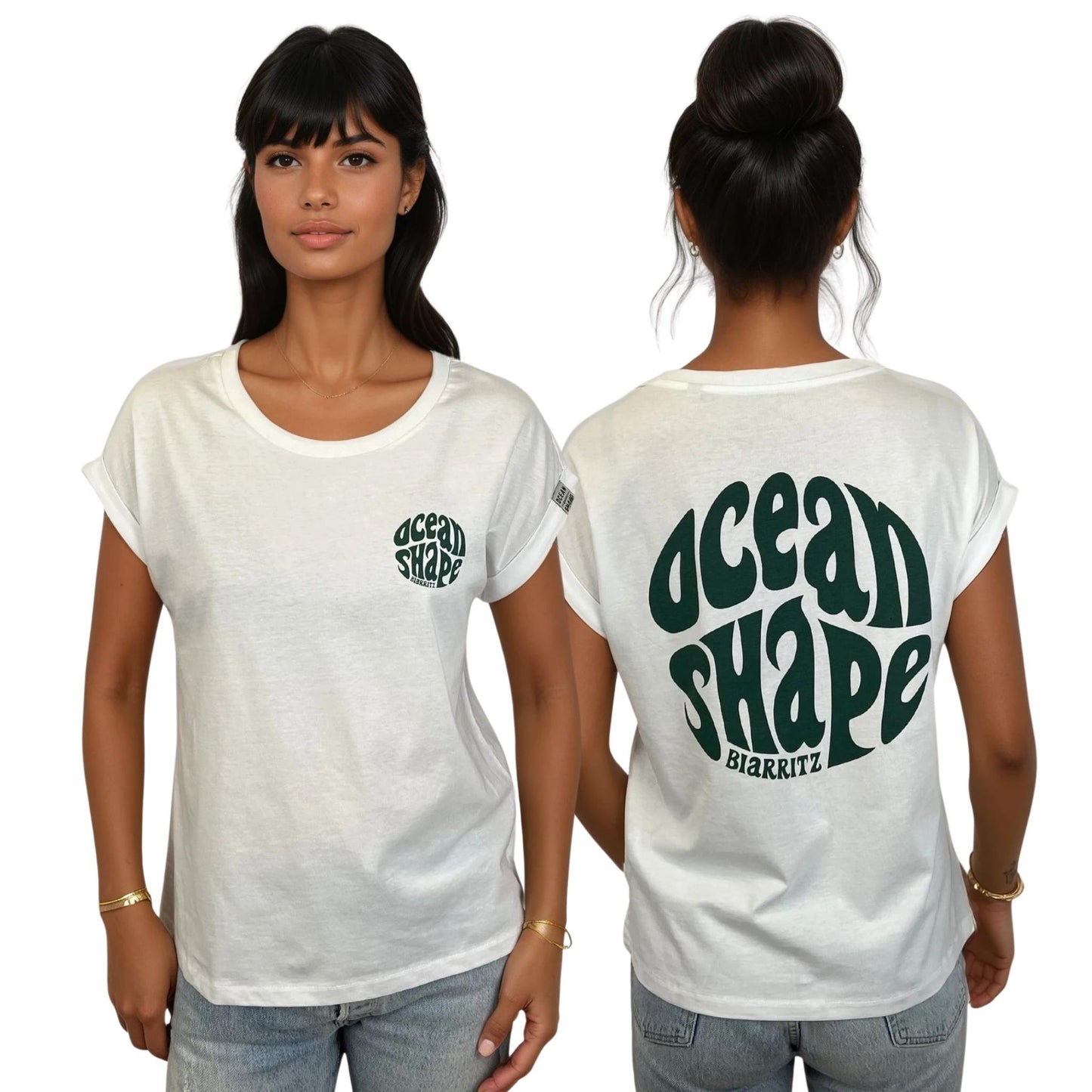 Tee-shirt blanc en coton biologique, vu de face et de dos sur mannequin femme.
Devant : petit logo bubble "Ocean Shape Biarritz" vert  su la poitrine gauche.
Dos : gros logo bubble "Ocean Shape Biarritz" vert.