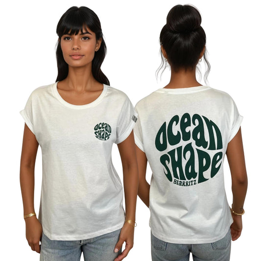 Tee-shirt blanc en coton biologique, vu de face et de dos sur mannequin femme.
Devant : petit logo bubble "Ocean Shape Biarritz" vert  su la poitrine gauche.
Dos : gros logo bubble "Ocean Shape Biarritz" vert.