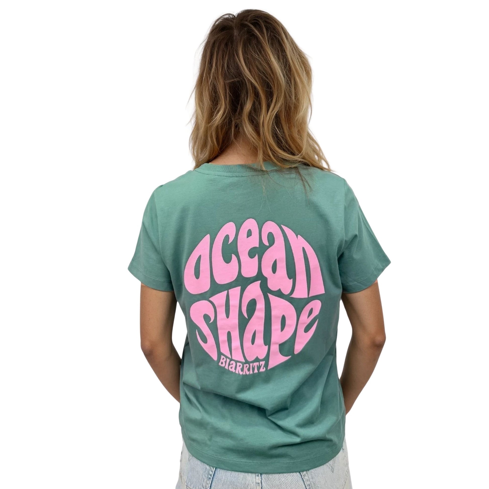 Tee-shirt femme 100 % coton biologique vert sauge avec gros logo bubble ocean shape Biarritz rose pale dans le dos, vu de dos sur mannequin femme.