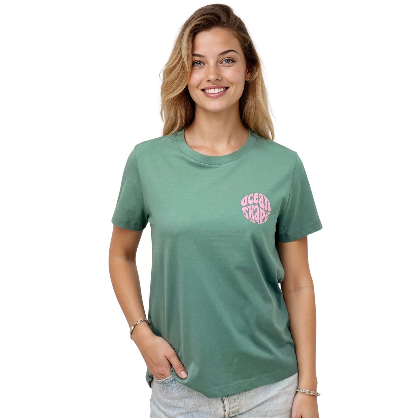 Tee-shirt femme 100 % coton biologique vert sauge avec petit logo bubble ocean shape rose pale sur la poitrine gauche, vu de face sur mannequin femme