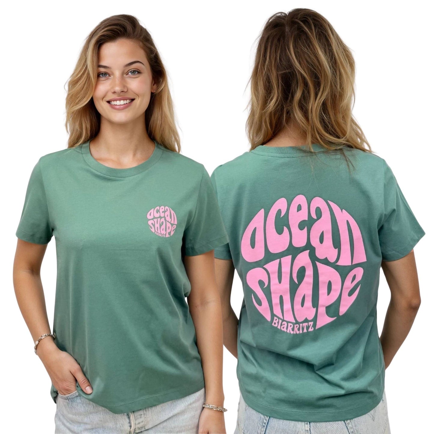 Tee-shirt femme en coton biologique vert sauge vu de face et de dos sur mannequin femme.
Devant : petit logo bubble "ocean shape biarritz" rose pâle sur la poitrine gauche.
Dos : gros logo bubble "ocean shape biarritz" rose pâle.