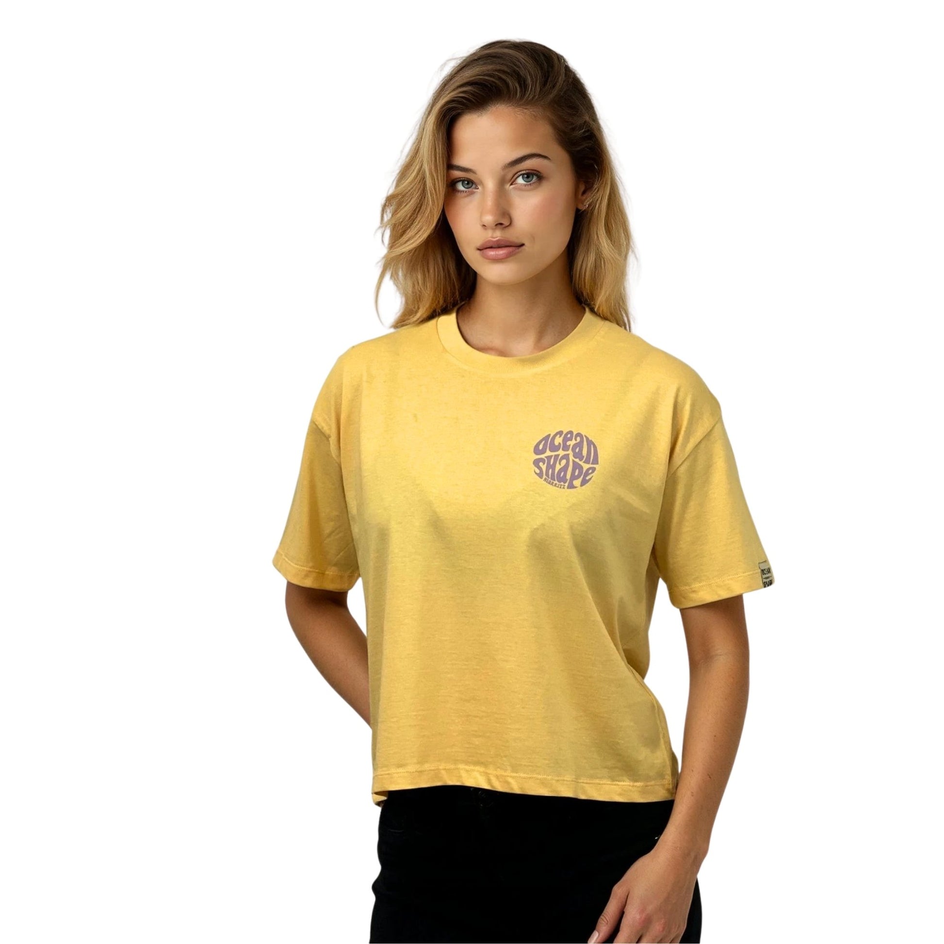 T-shirt femme en coton biologique jaune avec petit logo bubble "ocean shape biarritz" violet sur la poitrine gauche.
Vu de face sur mannequin femme.