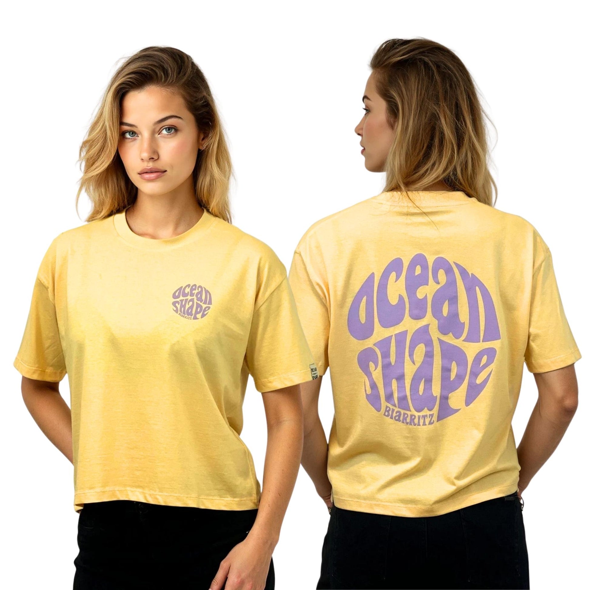 T-shirt femme en coton biologique jaune, vu de face et de dos sur mannequin femme.
Devant : petit logo bubble "ocean shape biarritz" violet sur la poitrine gauche.
Dos : gros logo bubble "ocean shape biarritz" violet.