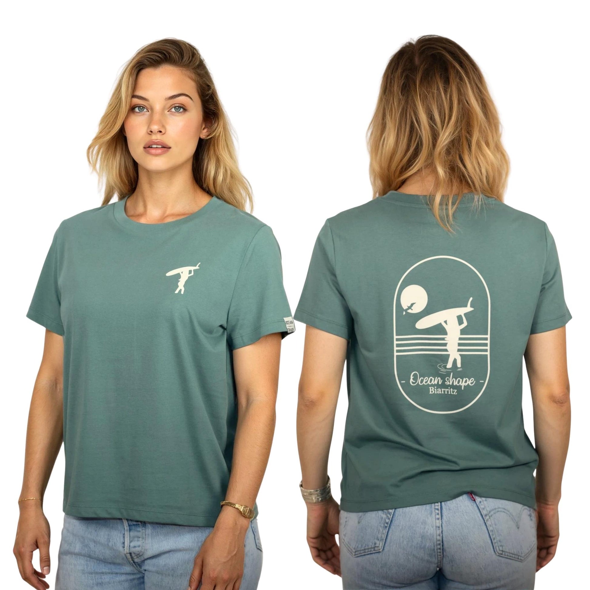Tee-shirt femme en coton biologique vetr sauge.
Petit dessin ecru de surfeuse qui marche sur la poitrine gauche et grand dessin écru de surfeuse qui marche dans l'eau dans le dos.
Vu de face et de dos sur mannequin femme.