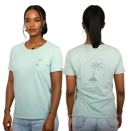 Tee-shirts femme en coton biologique vert clair, vu de face et de dos sur mannequin femme.
Devant : petit dessin vert foncé d'un palmier sur une île sur la poitrine gauche.
Dos : Grand dessin vert foncé d'un palmier sur une île + écriture Ocean Shape Biarritz.