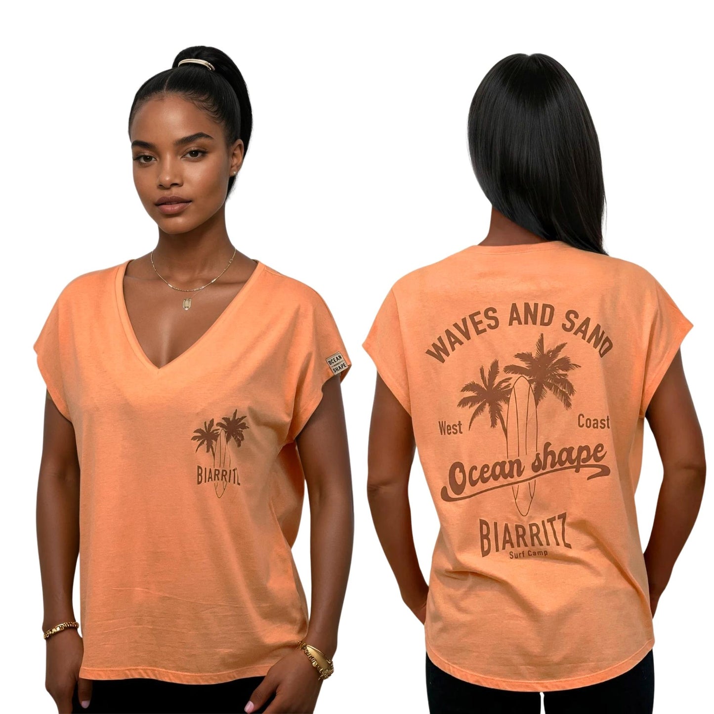 tee-shirt femme en coton biologique couleur abricot, col en V. Vu de face et de dos sur mannequin femme.
Devant : petit dessin marron clair de palmiers, planche de surf + écriture Biarritz sur la poitrine gauche.
Dos : grand dessin marron clair de palmiers, planche de surf + écriture "Wave and Sand Ocean Shape Biarritz" dans le dos.