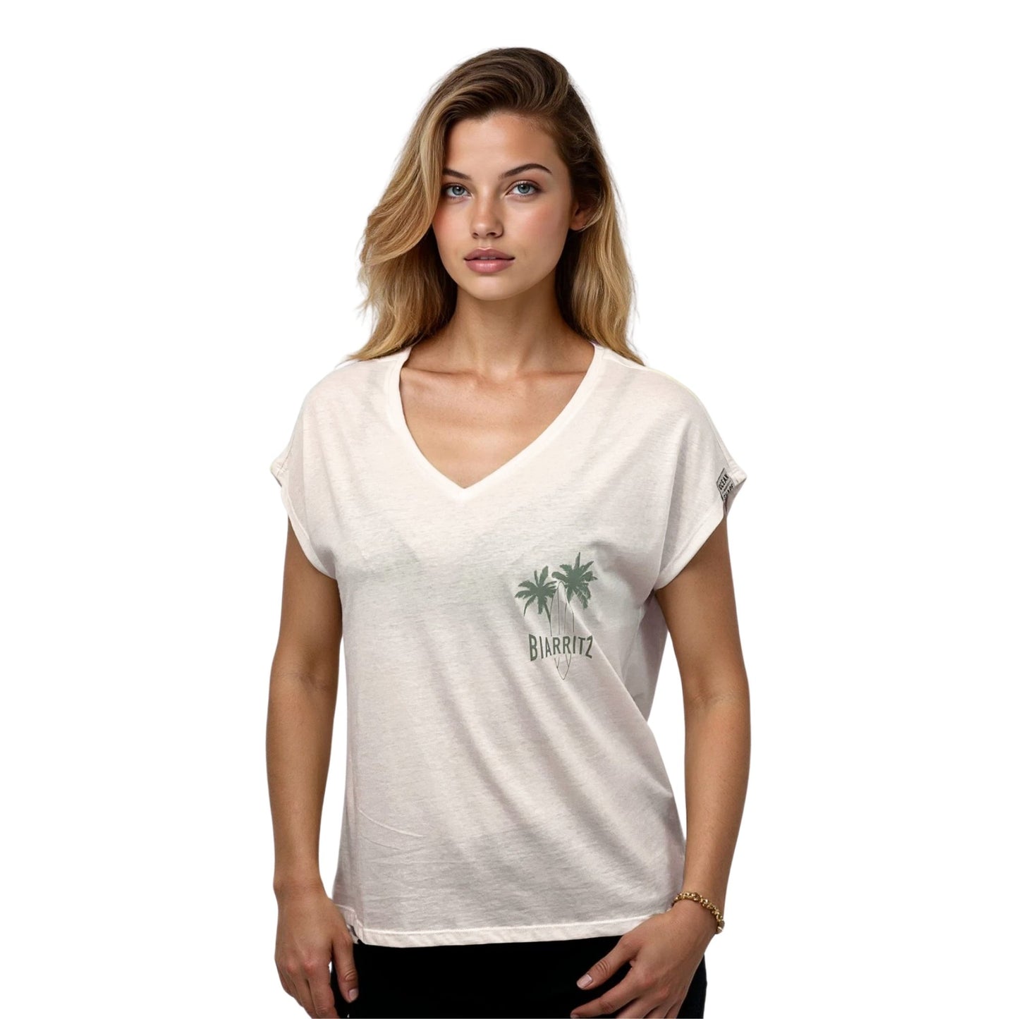T-shirt femme en coton biologique ivoire, col en V. Vu de face sur mannequin femme.
Petit dessin vert pale de palmiers et planche de surf + écriture Biarritz sur poitrine gauche.