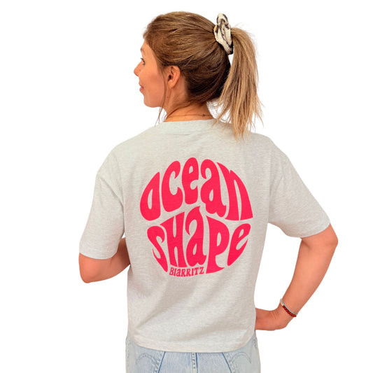 tee-shirt femme oversize court 100% coton biologique avec gros logo ocean shape bubble rose fluo dans le dos, vu de dos sur mannequin femme