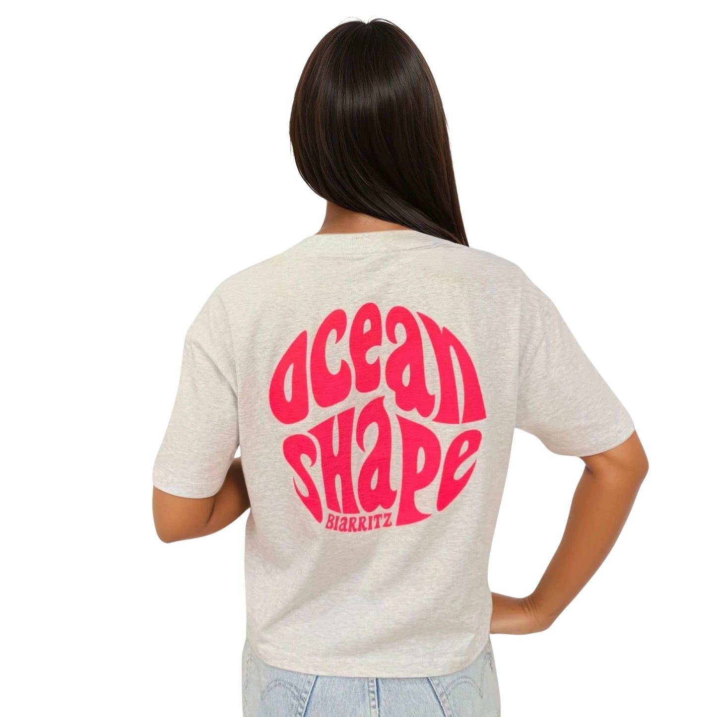 tee-shirt femme oversize court 100% coton biologique avec gros logo ocean shape bubble rose fluo dans le dos, vu de dos sur mannequin femme