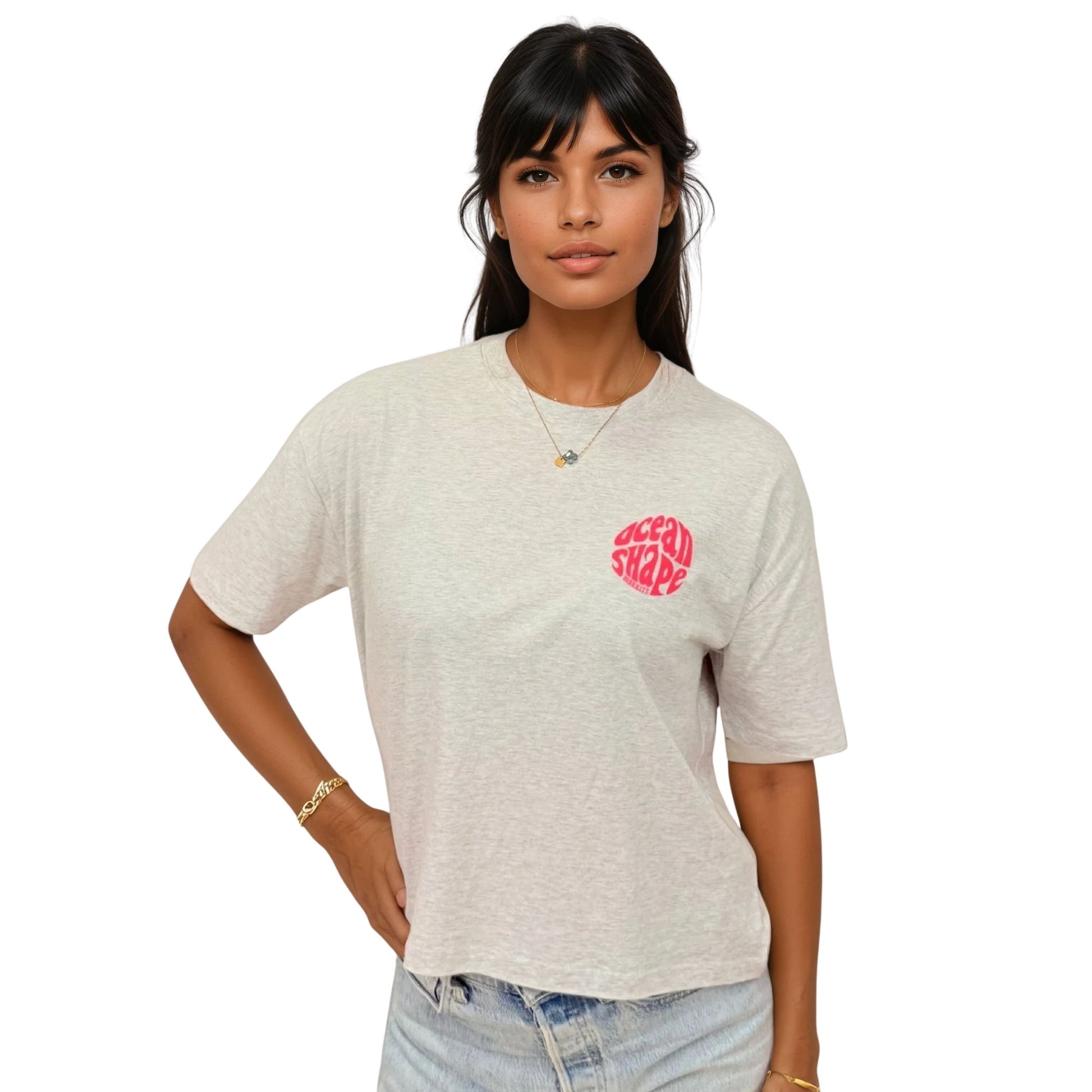 tee-shirt femme oversize court 100% coton biologique avec petit logo ocean shape bubble rose fluo sur la poitrine, vu de face sur mannequin femme