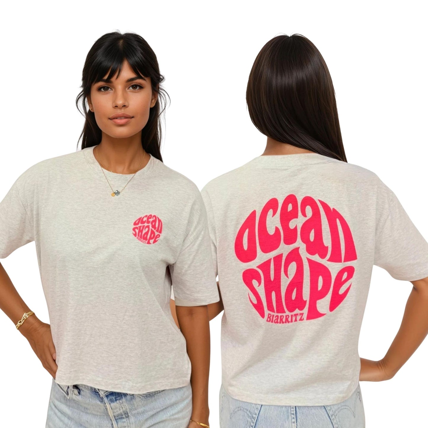 T-shirt femme en coton biologique gris, vu de face et de dos sur mannequin femme.
Devant : petit logo bubble "ocean shape biarritz" rose fluo sur la poitrine gauche.
Dos : gros logo bubble "ocean shape biarritz" rose fluo.