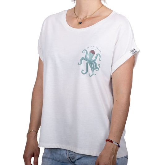 Tee-shirt femme en coton biologique blanc avec petit dessin de poulpe vert avec berret marron et écriture "ocean shape Biarritz" sur la poitrine, vu de face sur mannequin femme 