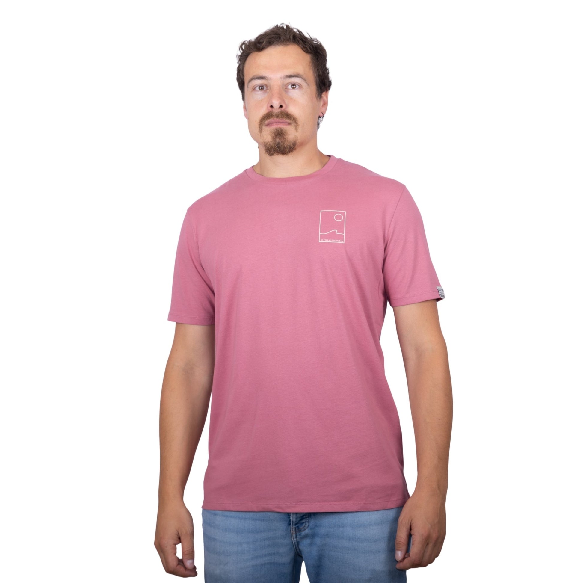 Tee-shirt unisexe rose foncé en coton biologique avec petit encadré vague / soleil minimaliste et écriture "free as ocean" beige sur la poitrine, vu de face sur mannequin homme