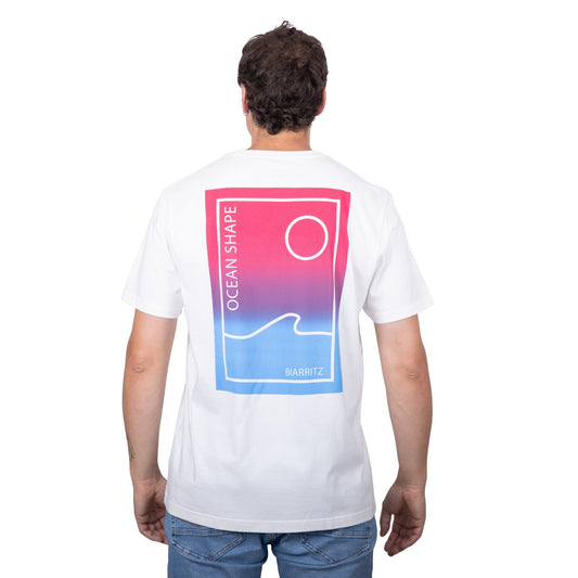 Tee-shirt unisexe blanc en coton biologique avec grand encadré vague  / soleil minimaliste dégradé rose et bleu + écriture "ocean shape Biarritz" dans le dos, vu de dos sur mannequin homme