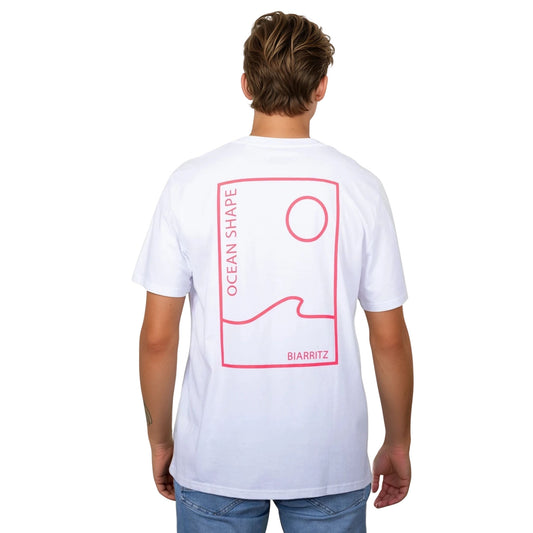Tee-shirt unisexe blanc en coton biologique avec grand encadré vague / soleil minimaliste + écriture "ocean shape Biarritz" rose fluo dans le dos, vu de dos sur mannequin homme