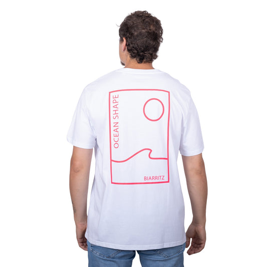Tee-shirt unisexe blanc en coton biologique avec grand encadré vague / soleil minimaliste + écriture "ocean shape Biarritz" rose fluo dans le dos, vu de dos sur mannequin homme