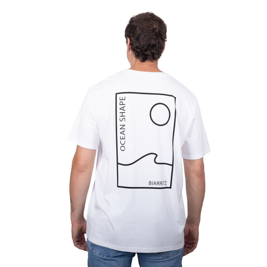 Tee-shirt unisexe blanc en coton biologique avec grand encadré vague / soleil minimaliste + écriture "ocean shape Biarritz" noir dans le dos, vu de dos sur mannequin homme