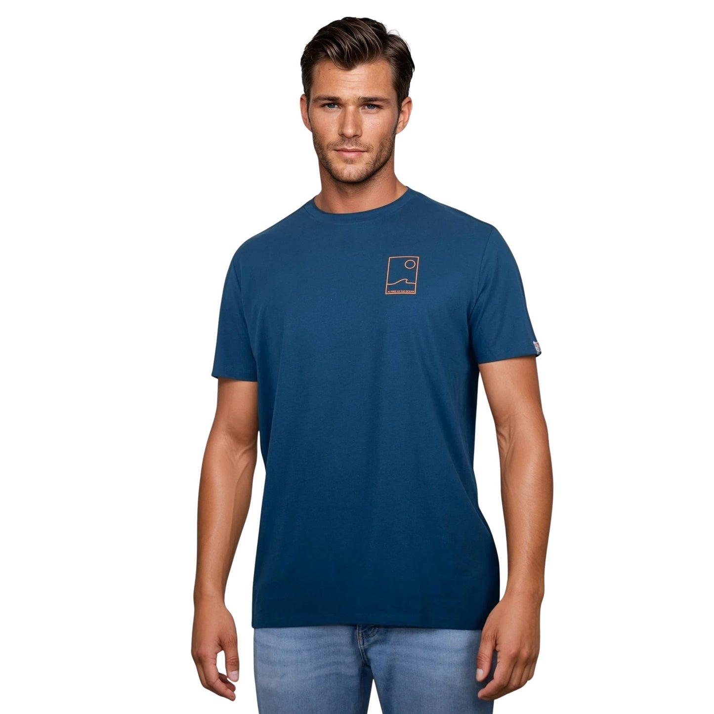 Tee-shirt unisexe bleu petrole en coton biologique avec petit encadré vague / soleil minimaliste + écriture "free as ocean" orange fluo sur la poitrine, vu de face sur mannequin homme