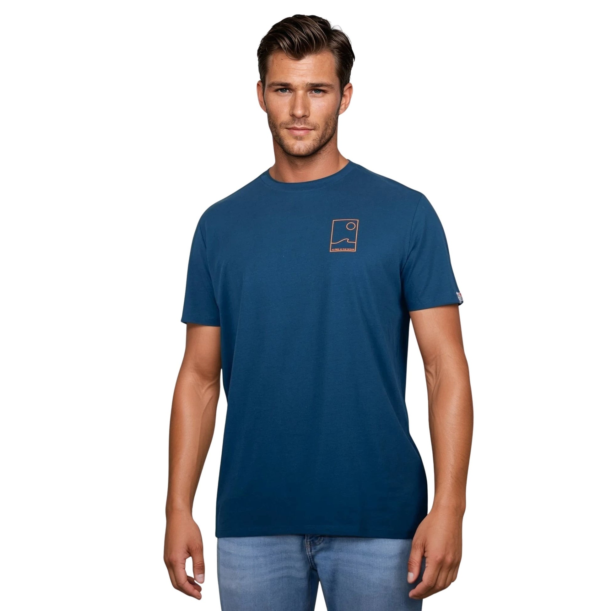 Tee-shirt unisexe bleu petrole en coton biologique avec petit encadré vague / soleil minimaliste + écriture "free as ocean" orange fluo sur la poitrine, vu de face sur mannequin homme
