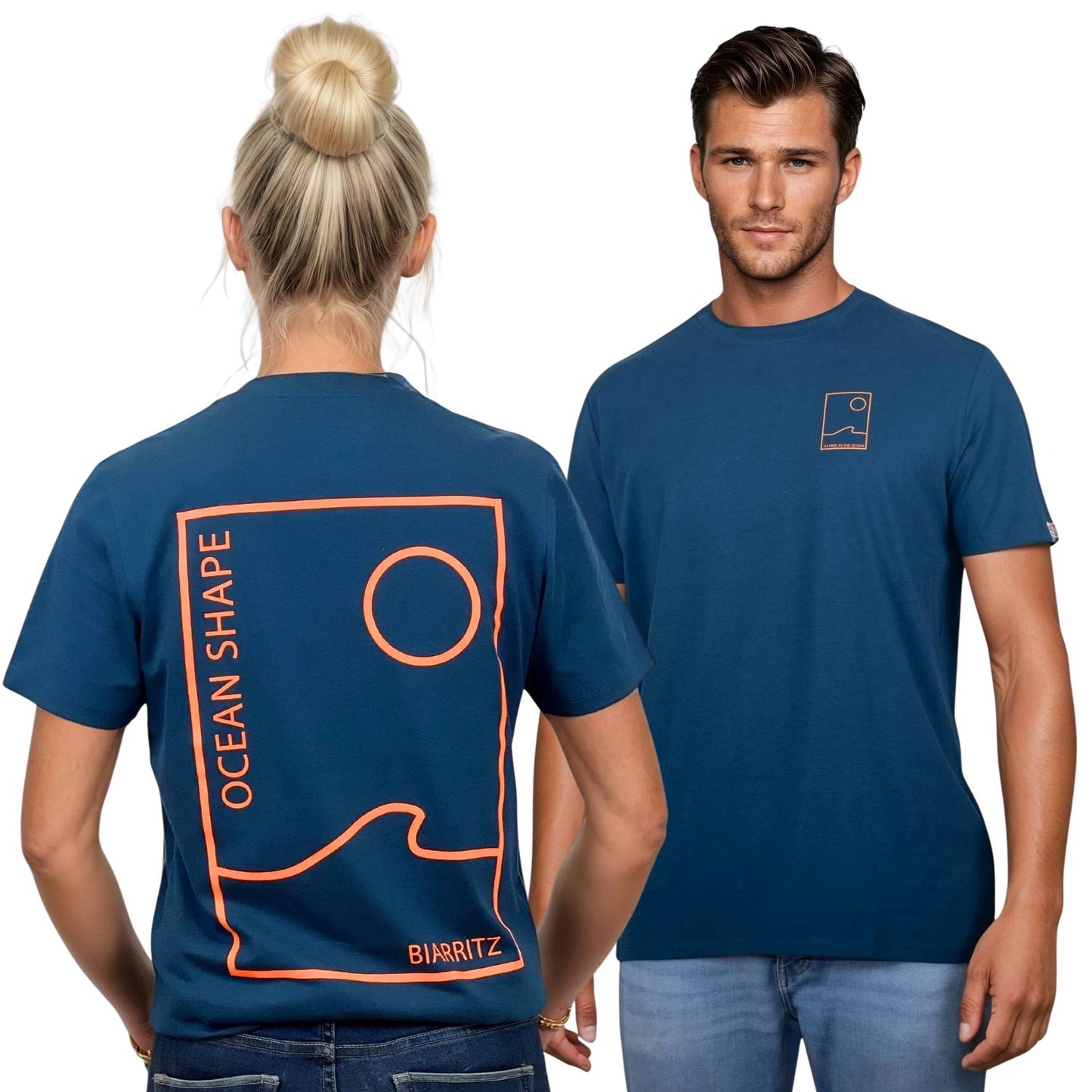 Tee-shirt unisexe bleu petrole en coton biologique.
Devant : petit encadré vague / soleil minimaliste + écriture "free as ocean" orange fluo sur la poitrine gauche.
Dos : grand encadré vague / soleil minimaliste + écriture "ocean shape Biarritz" orange fluo.
Vu de dos sur mannequin femme et vu de face sur mannequin homme.
