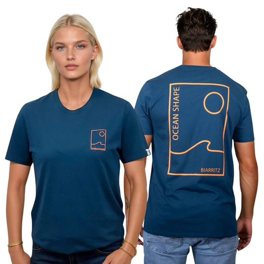 Tee-shirt unisexe bleu petrole en coton biologique.
Devant : petit encadré vague / soleil minimaliste + écriture "free as ocean" orange fluo sur la poitrine gauche.
Dos : grand encadré vague / soleil minimaliste + écriture "ocean shape Biarritz" orange fluo.
Vu de face sur mannequin femme et vu de dos sur mannequin homme.