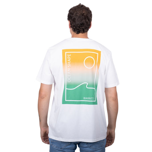 Tee-shirt unisexe blanc en coton biologique avec grand encadré vague / soleil minimaliste dégradé jaune et vert + écriture "ocean shape Biarritz" dans le dos, vu de dos sur mannequin homme