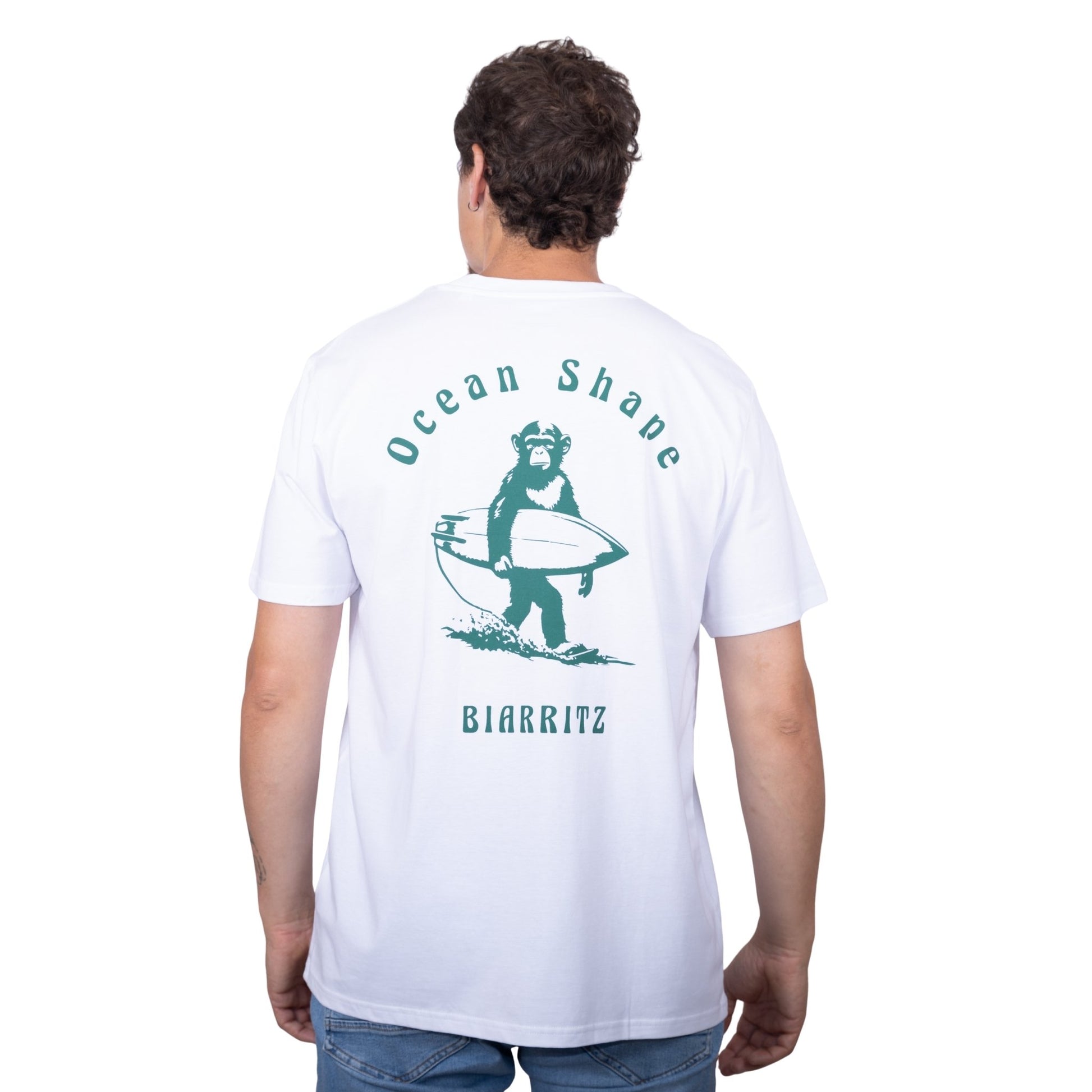 Tee-shirt unisexe blanc en coton biologique avec gros dessin de singe surfer + écriture "ocean shape Biarritz" vert dans le dos, vu de dos sur mannequin homme