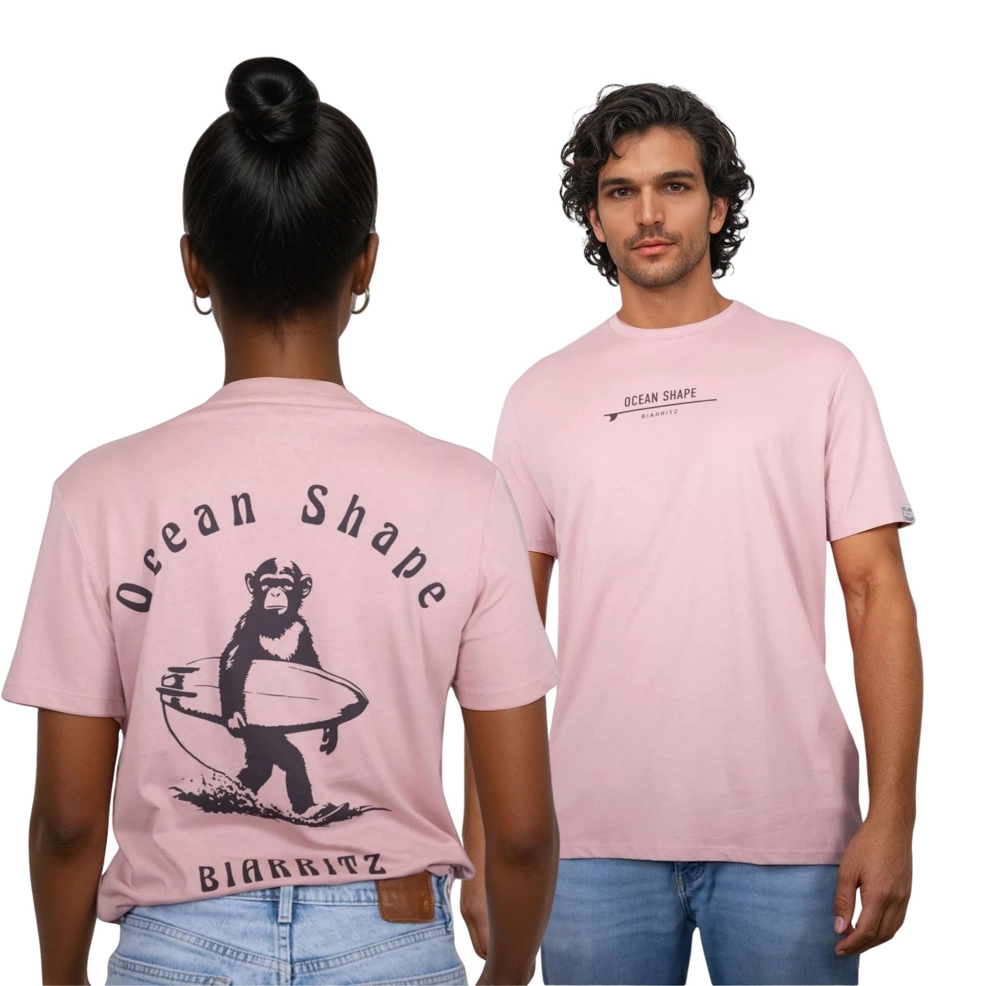 Tee-shirt unisexe rose pale en coton biologique.
Devant : petite signature "ocean shape Biarritz" sur surf marron foncé sur la poitrine.
Dos : gros dessin de singe surfeur et écriture « ocean shape Biarritz » marron foncé.
Vu de face sur mannequin femme et vu de dos sur mannequin homme.