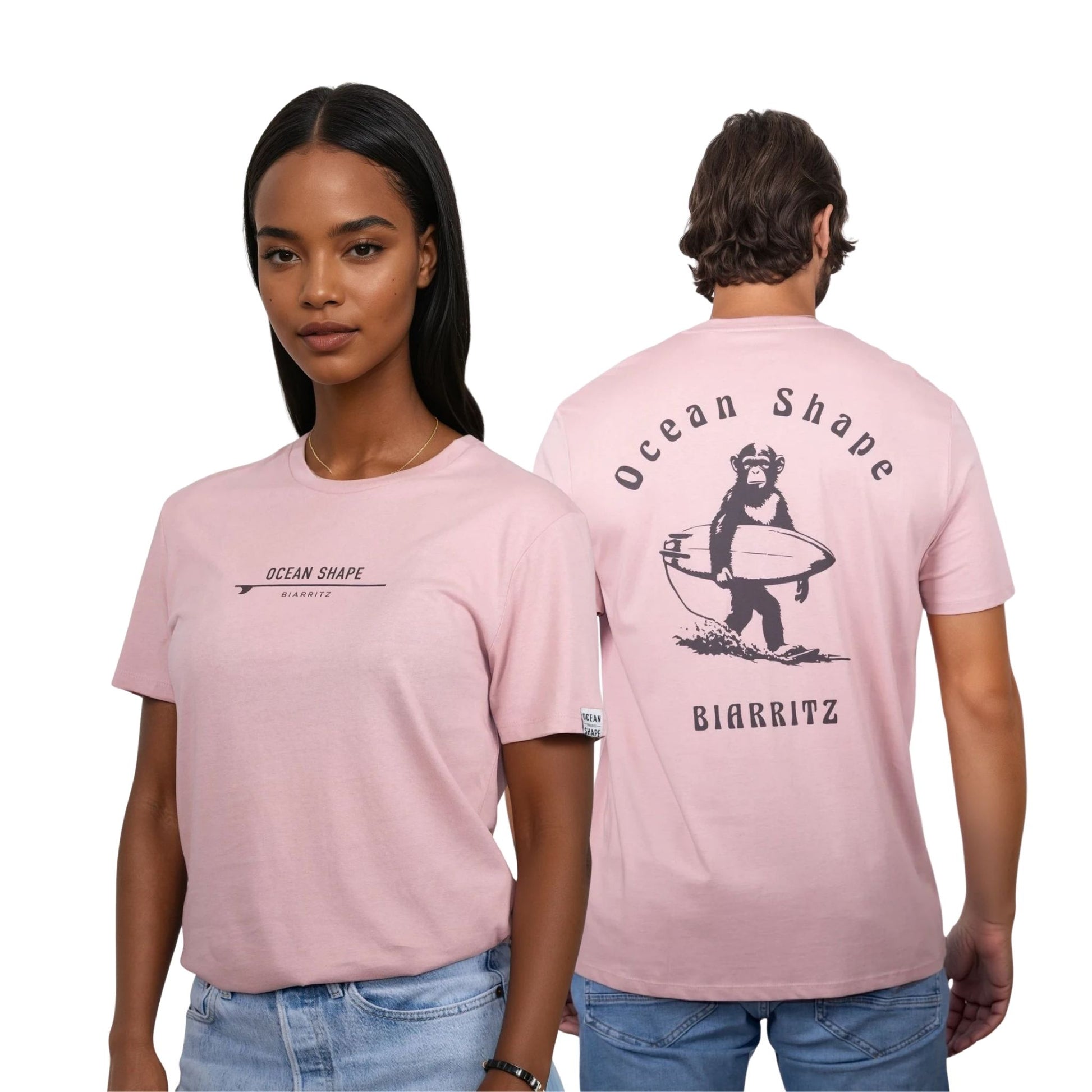 Tee-shirt unisexe rose pale en coton biologique.
Devant : petite signature "ocean shape Biarritz" sur surf marron foncé sur la poitrine.
Dos : gros dessin de singe surfeur et écriture « ocean shape Biarritz » marron foncé.
Vu de face sur mannequin femme et vu de dos sur mannequin homme.
