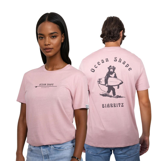 Tee-shirt unisexe rose pale en coton biologique.
Devant : petite signature "ocean shape Biarritz" sur surf marron foncé sur la poitrine.
Dos : gros dessin de singe surfeur et écriture « ocean shape Biarritz » marron foncé.
Vu de face sur mannequin femme et vu de dos sur mannequin homme.