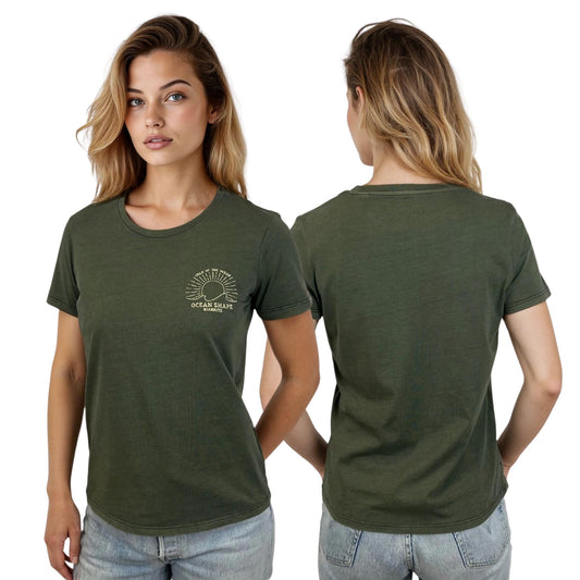 Tee-shirt femme en coton biologique khaki avec petite broderie coucher de soleil et écriture "Ocean Shape Biarritz" beige sur la poitrine, vu de face et de dos sur mannequin femme 