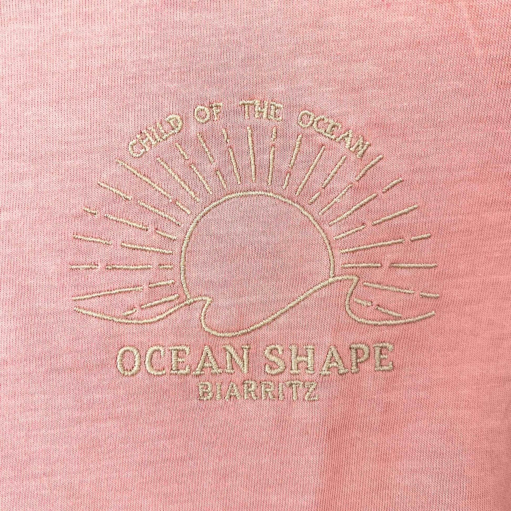 Détail de la broderie coucher de soleil + écriture Ocean Shape Biarritz