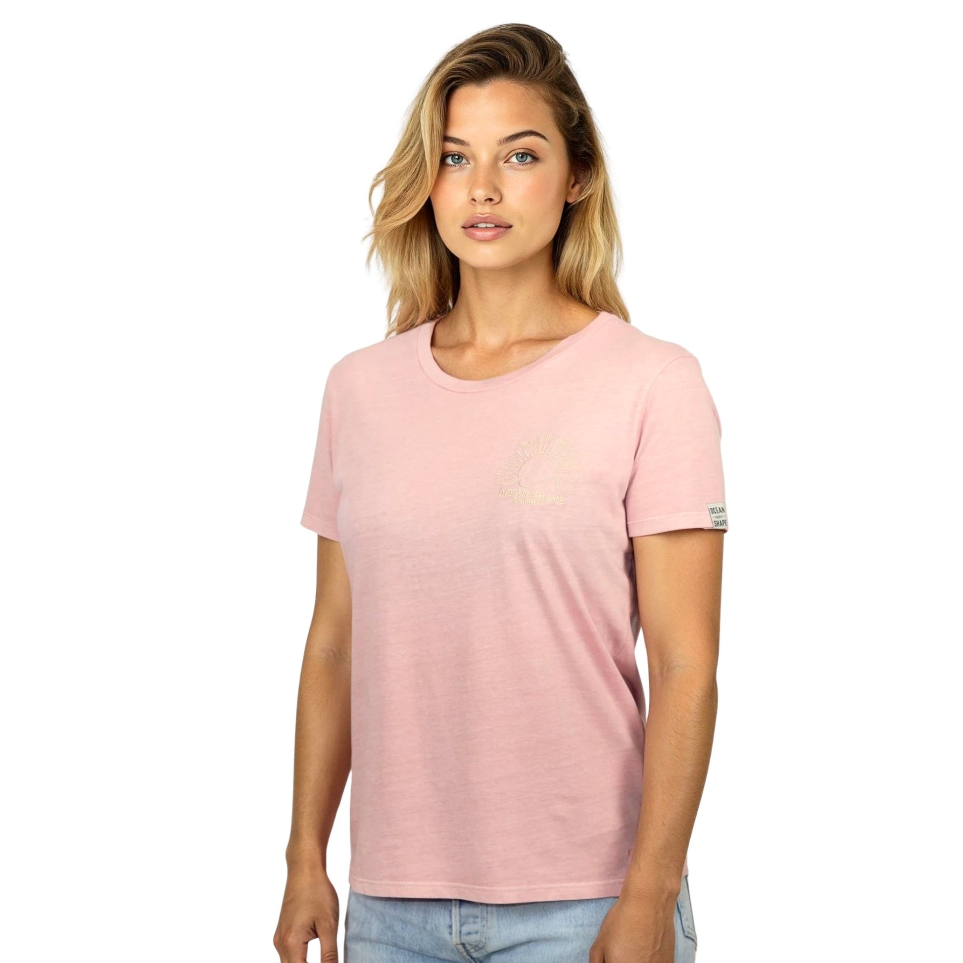 Tee-shirt femme en coton biologique rose pale avec petite broderie coucher de soleil et écriture "Ocean Shape Biarritz" beige sur la poitrine, vu de face sur mannequin femme 