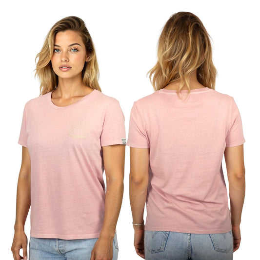 Tee-shirt femme en coton biologique rose pale avec petite broderie coucher de soleil et écriture "Ocean Shape Biarritz" beige sur la poitrine, vu de face et de dos sur mannequin femme 