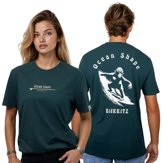 Tee-shirt unisexe en coton biologique vert foncé.
Devant : signature Ocean Shape Biarriz beige sur la poitrine.
Dos : grand dessin beige de singe qui surfe avec écriture "Ocean Shape Biarritz".
Vu de face sur mannequin femme et de dos sur mannequin homme.