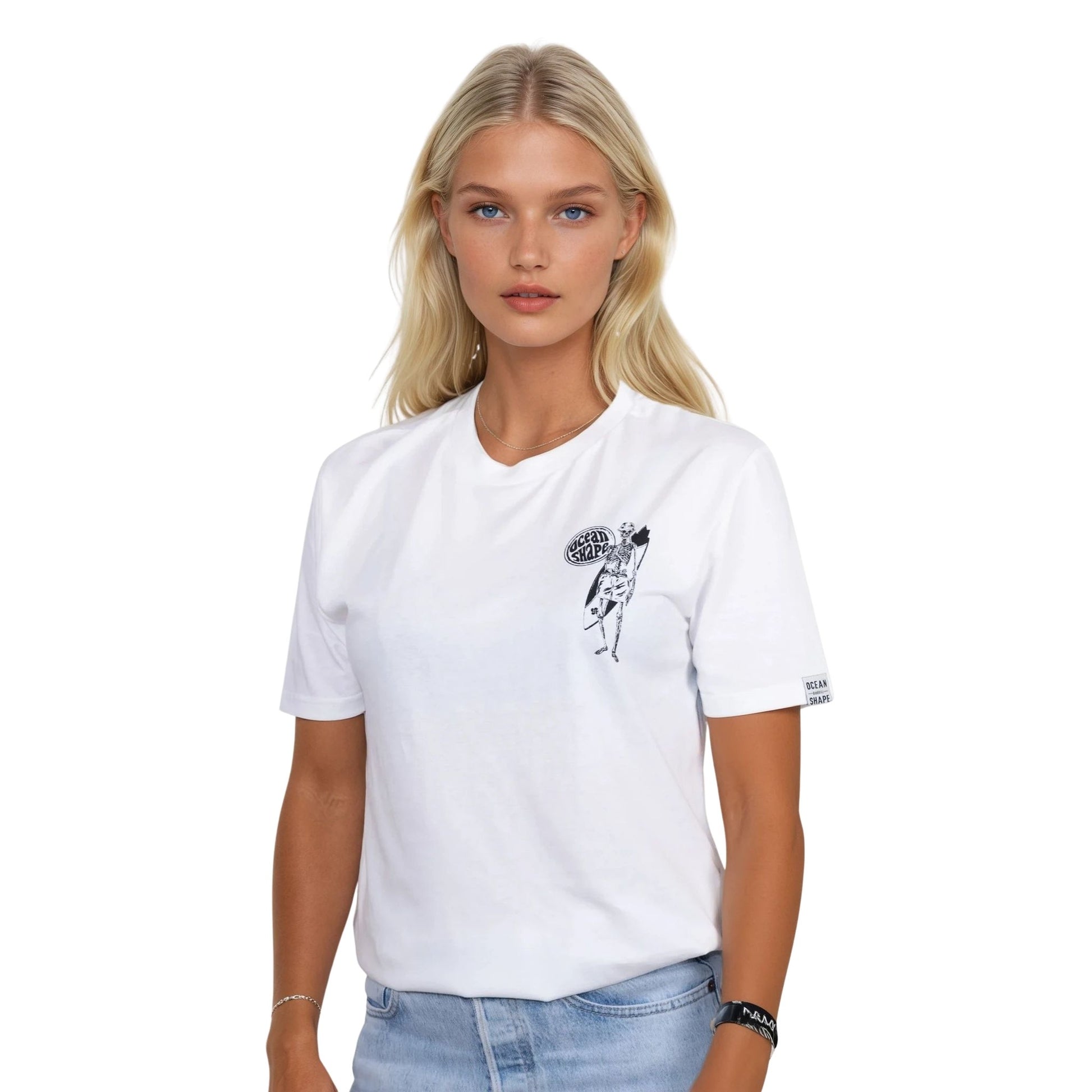 T-shirt unisexe en coton biologique blanc avec petit dessin noir de squelette surfeur sur la poitrine, vu de face sur mannequin femme.