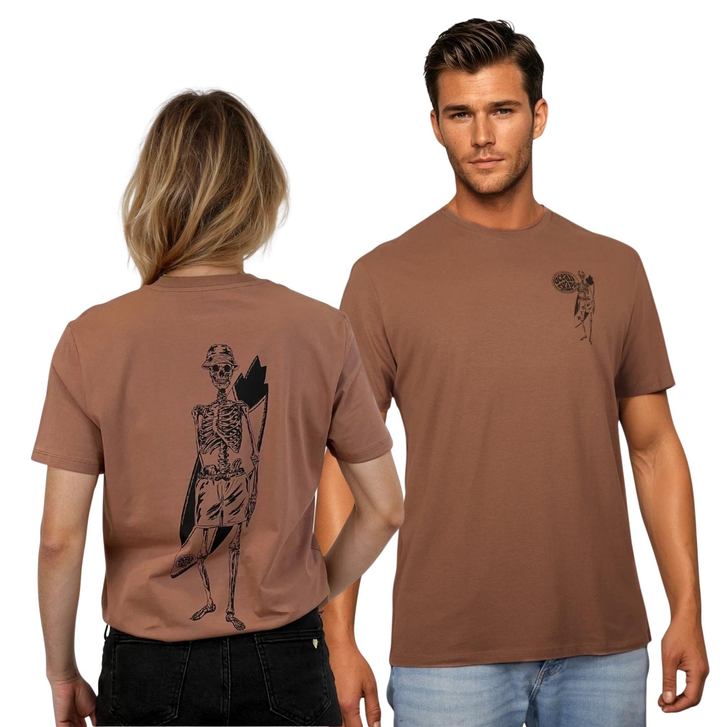 T-shirt unisexe sienna en coton biologique;
Devant : petit dessin noir de squelette surfeur sur la poitrine gauche
Dos : Grand dessin noir de squelette surfeur dans le dos.
Vu de dos sur mannequin femme et de face sur mannequin homme. 