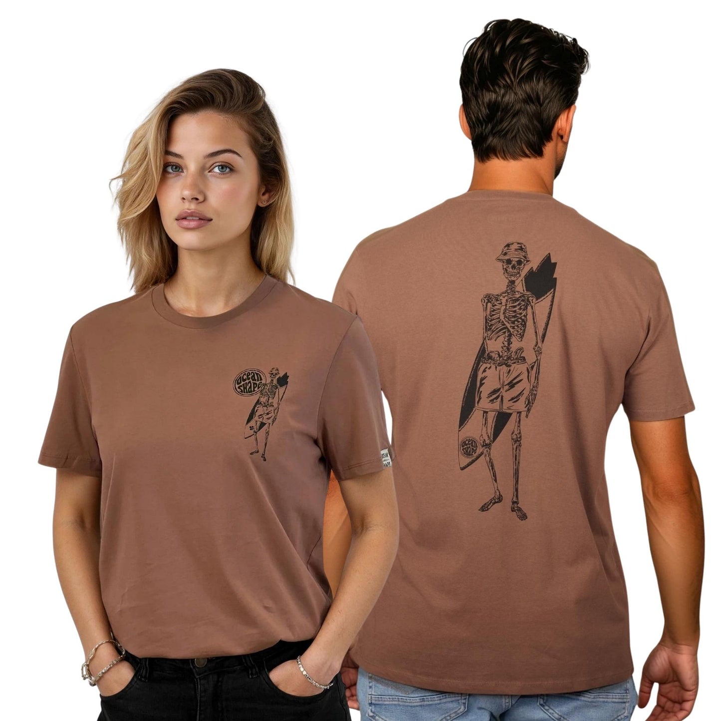 T-shirt unisexe sienna en coton biologique;
Devant : petit dessin noir de squelette surfeur sur la poitrine gauche
Dos : Grand dessin noir de squelette surfeur dans le dos.
Vu de face sur mannequin femme et de dos sur mannequin homme. 
